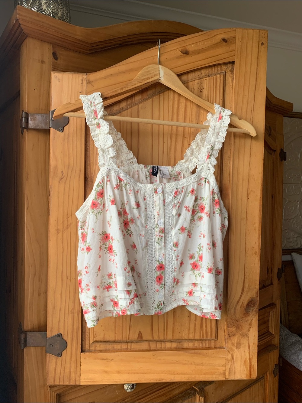 H&M White Floral Lace-Trim Crop Camisole with Red Accents